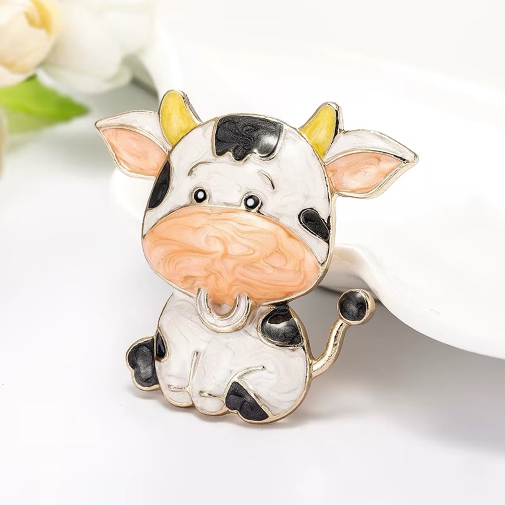084 Cow western Enamel Pin